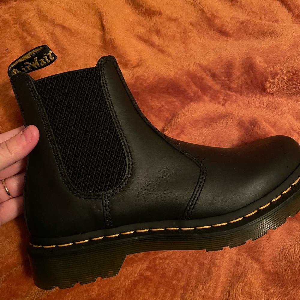 NWT Dr. Martens 2976 Chelsea Boots, Size 7